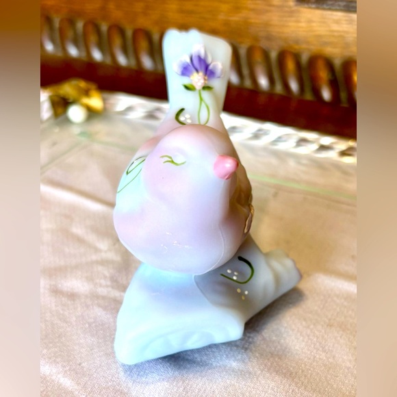 Fenton Burmese bird on branch hand painted florals artist signed - Picture 4 of 6